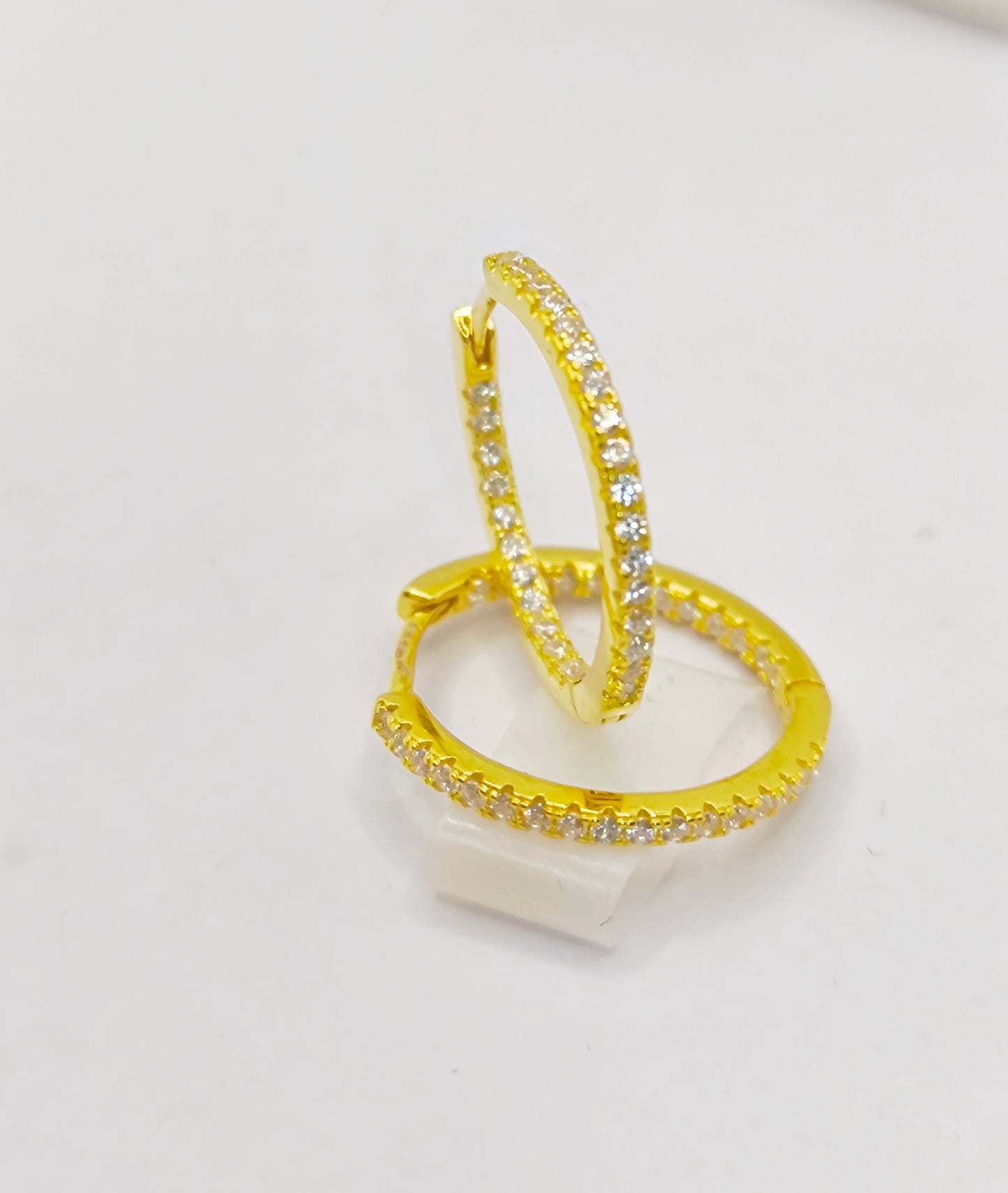 Orecchini a cerchio zirconati in argento 925