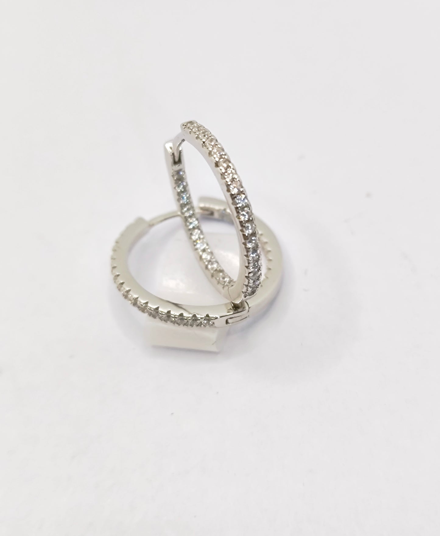 Orecchini a cerchio zirconati in argento 925
