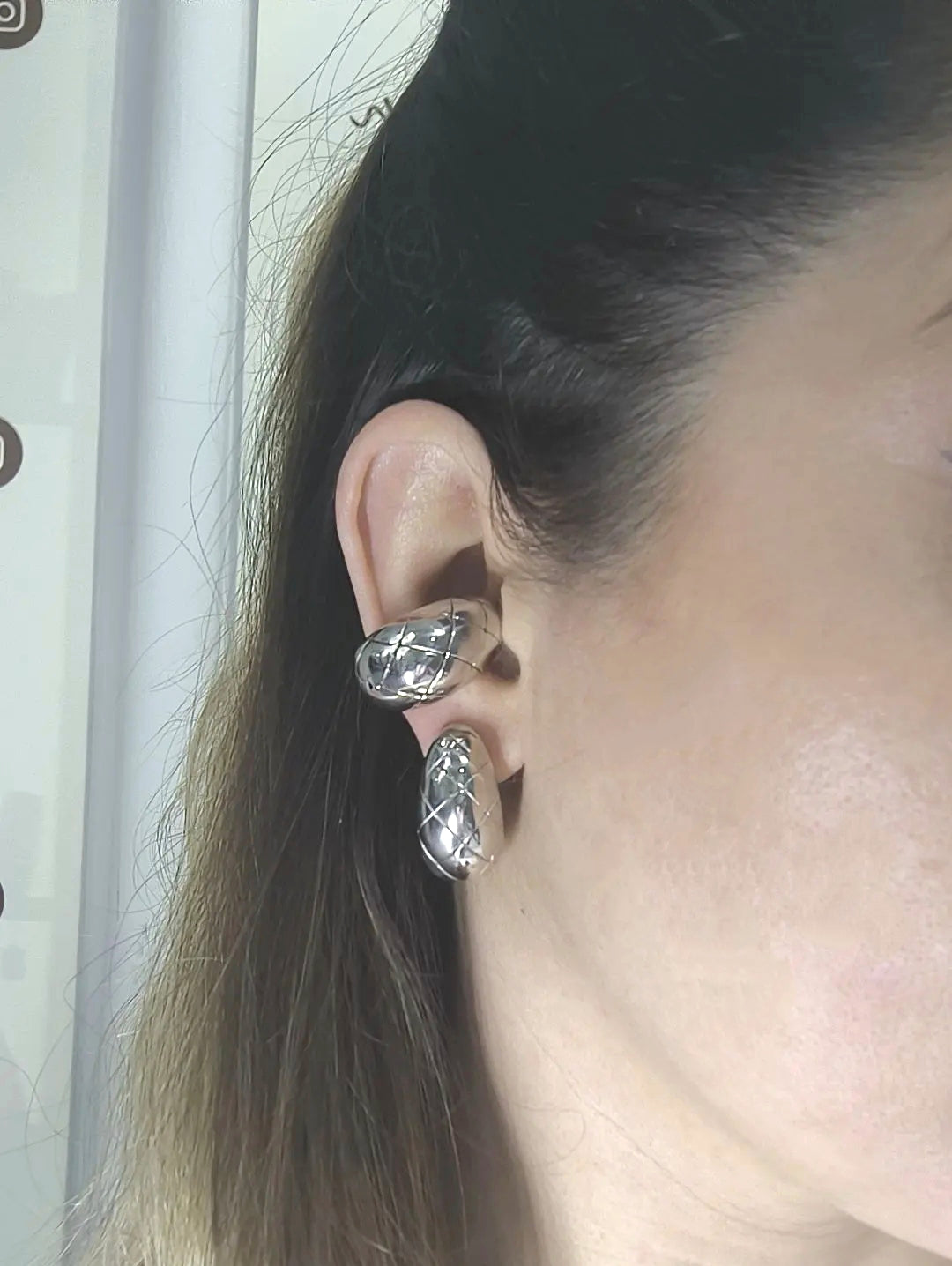 Orecchini a goccia rigato in argento 925