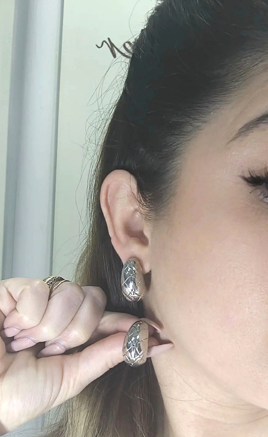 Orecchini a goccia rigato in argento 925