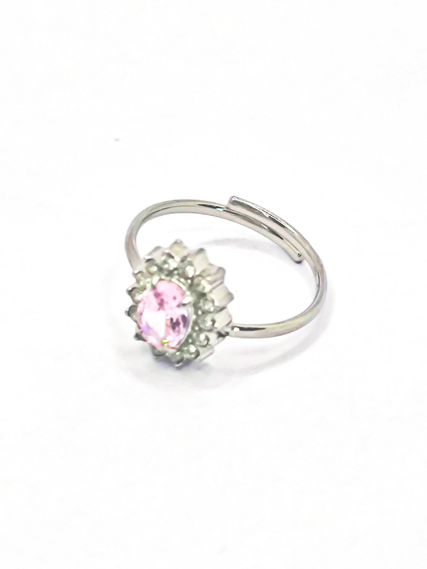 Un anello gioiello è un'opera d'arte in miniatura, simbolo di amore, eleganza o un ricordo prezioso